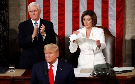 佩洛西撕掉國情諮文講稿。（圖源：互聯網）