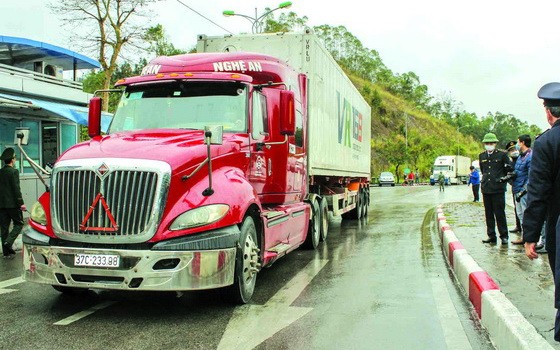 滿載農產品的卡車通關。（圖源：互聯網）