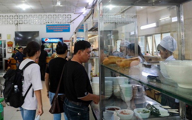 醫院門外被流動小販“十面埋伏” ảnh 1