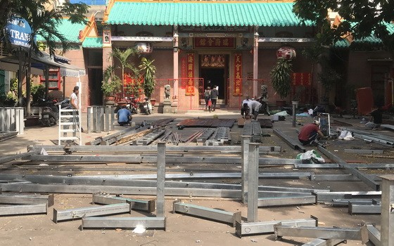 海南會館拆除已安裝好的舞台。