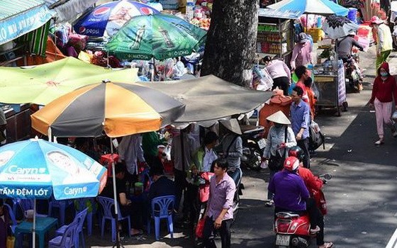 第五郡阮志清街上大水鑊醫院門前擺滿攤子。
