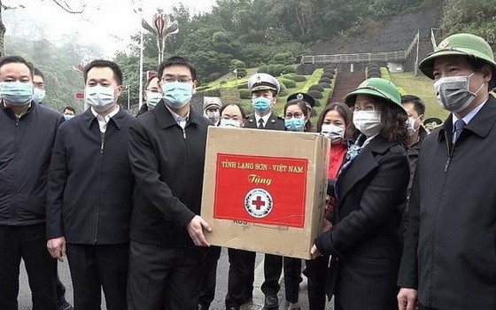 諒山省省委書記林氏芳（右二）向中國廣西壯族自治區人民政府代表團贈送醫用口罩時合照。（圖源：黃義）