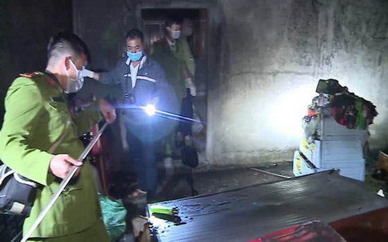 警方在火勢熄滅後的現場進行調查起火原因。