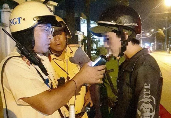 交警對一名機車騎士進行呼氣式酒精測試。（圖源：永富）
