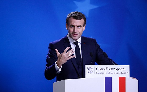 圖為2019年馬克龍在歐盟冬季峰會結束後出席新聞發佈會。（圖源：新華社）