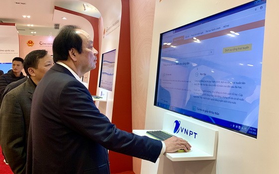 線上辦理行政手續。（圖源：嘉輝）