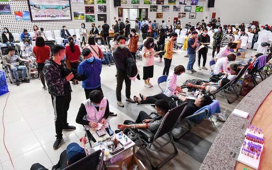 眾多熱心青年踴躍前至中央血液學與輸血院登記捐血救人奉獻愛心。（圖源：Zing）