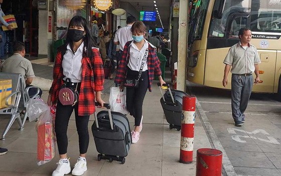 許多乘客到車站時自備戴口罩。