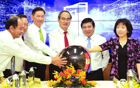 市委書記阮善仁（右三）與各代表按鈕啟動調度中心。（圖源：越勇）