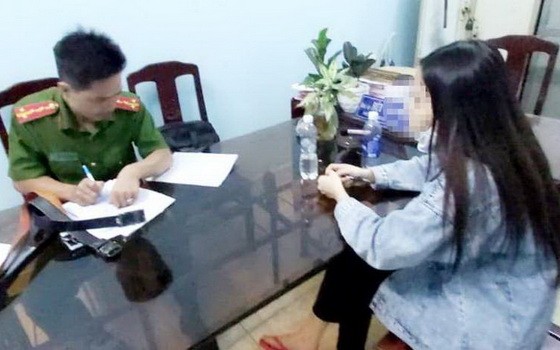 辦案警員向受虐者L.T.S.錄取供詞。（圖源：前鋒）