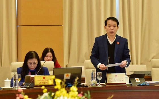 法律委員會主任黃清松在會上發言。（圖源：VOV）