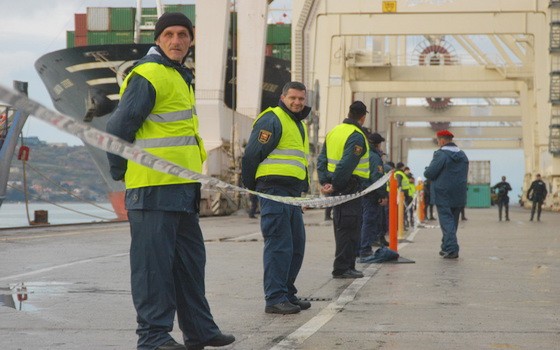 在斯洛文尼亞的科佩爾（Koper），國際原子能機構工作人員在協調確保從塞爾維亞運來的核燃料的安全。（圖源：IAEA）