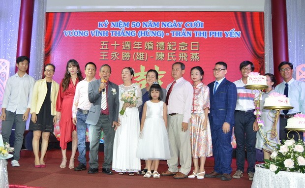 王永勝偕兒孫答謝親友祝賀。