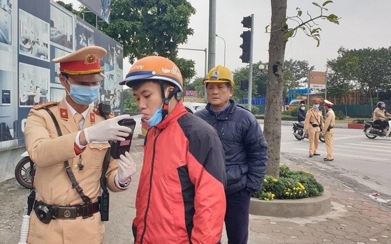 交警在給一名機車騎士進行酒精測試。
