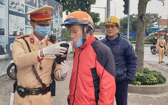 河內市交警在檢查酒精濃度時戴口罩與手套。