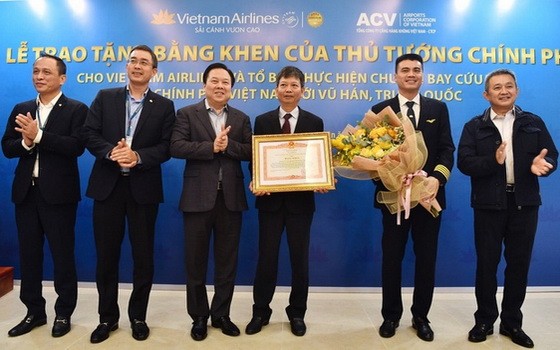 企業國家資本管委會主任阮煌英（左三）受政府總理委託，向飛往中國武漢的越航機組頒授獎狀。（圖源：T.B）