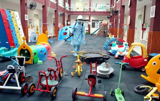 防疫人員在西貢學院幼兒園內進行噴霧消毒。（圖源：玉鳳）