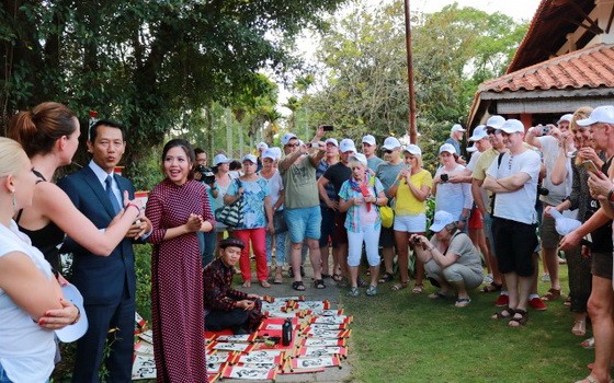 西方遊客體驗越南春節習俗。（圖源：Fiditour）