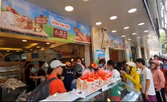 消費者排隊購買“火龍果麵包”。