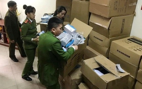 河內市棟多郡職能力量查獲囤積大量醫用口罩。（圖源：山海）