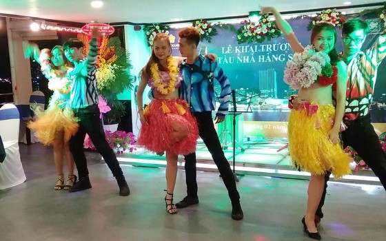 食客在船上除了可品嚐東亞與各歐式美食之餘，還能欣賞精彩的歌舞。（圖源：互聯網）