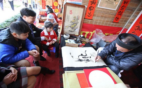 許多人前來首都河內文廟向書法家求寫越南文書法。