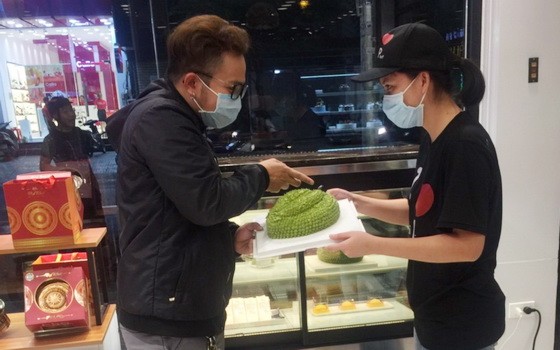 顧客正在購買大發餅家榴槤蛋糕。