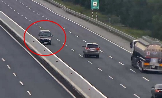 編號17D-004.43汽車在河內-海防高速公路上逆向行駛。（圖源：視頻截圖）