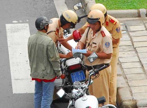 交警對違反交規者錄案。
