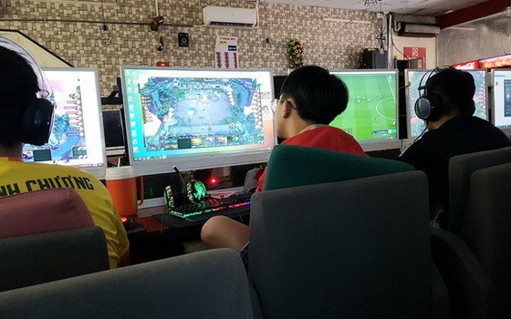 許多少年流連於電子遊戲。