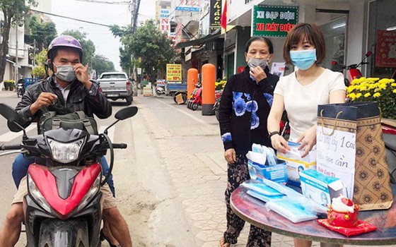阮氏映玉在廣義省免費派發口罩。