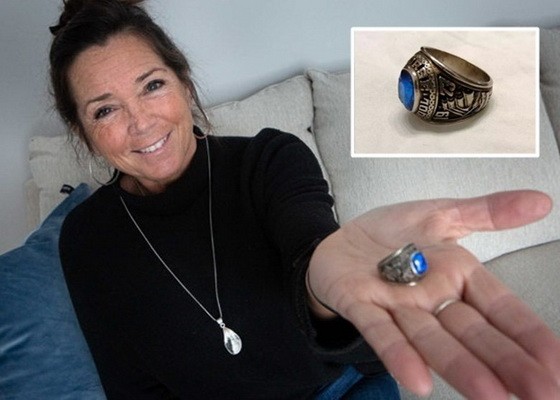 麥肯納與遺失多年的戒指團圓。（圖源：互聯網）