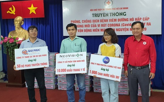 市紅十字會陳長山（右一）代表該會接領由各贊助單位所移交的醫療物資。