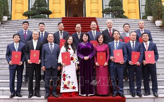 國家副主席鄧氏玉盛（中）與獲晉升大使在主席府前合影留念。（圖源：越通社）