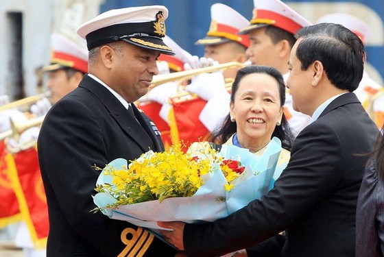 海防市領導迎接英國皇家海軍“HMS Enterprise號”軍艦代表團。（圖源：越通社）