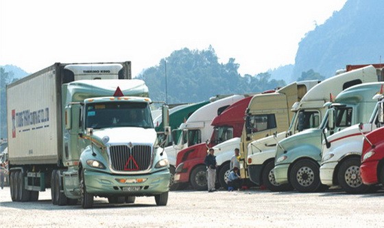 滯留在新清口岸附近的集裝箱貨車陸續通關。（圖源：互聯網）