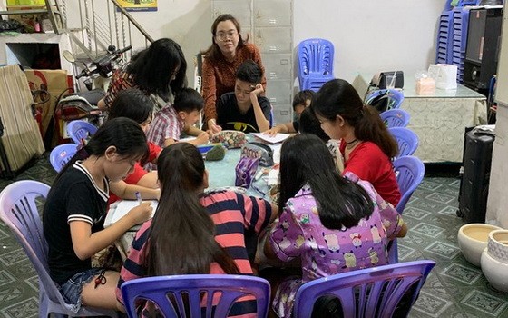 學生們每晚都來到第一街區辦公室學習。