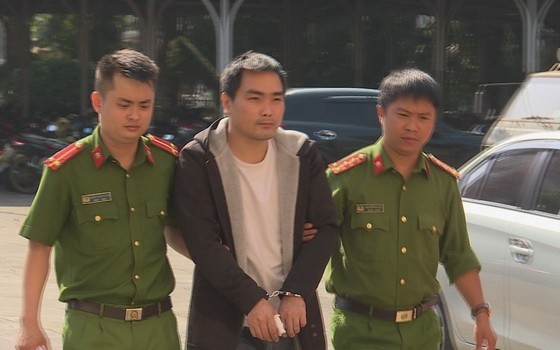 殺人犯罪嫌疑人龍清秀（中）被押送至派出所。（圖源：屈原）