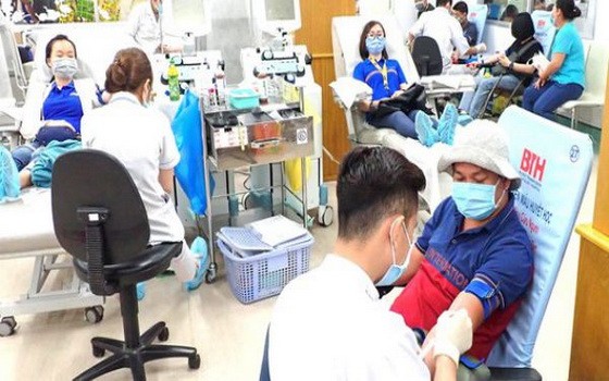 民眾在市輸血與血液學醫院捐血。