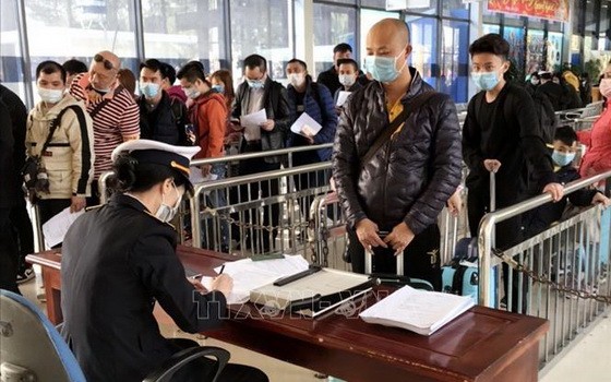 經芒街口岸入境人士在辦理疫情防控進境手續。