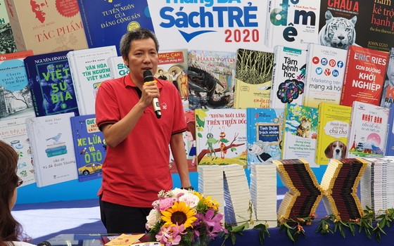 年輕人出版社華人編輯何安輝介紹新書。