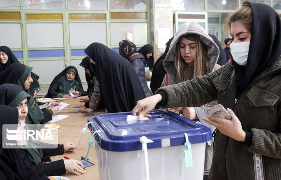 伊朗選民將選票投入選票收集箱。（圖源：伊通社）