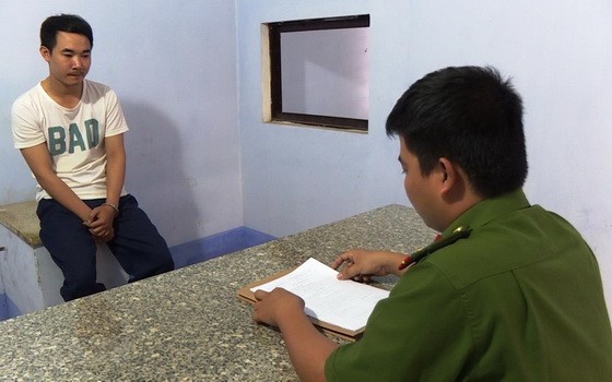 調查員向被扣押的陳文功錄取供詞。（圖源：清新）