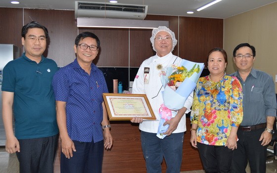 高肇力（右三）接受市民族處領導頒贈獎狀和鮮花祝賀。