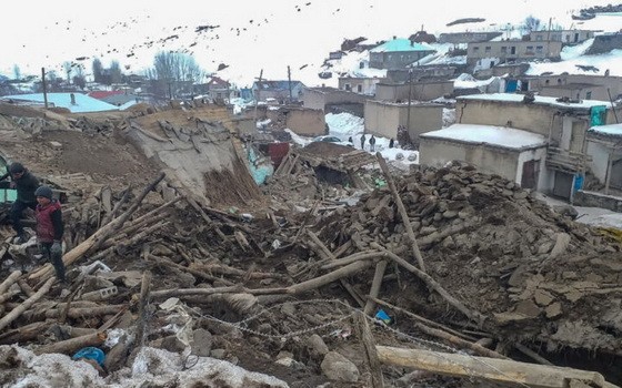 土耳其與伊朗邊境地區23日早上發生黎克特制5.7級地震，造成至少7人死亡，包括3名孩童，另有5人受傷送院。（圖源：AFP）