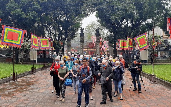 遊客參觀我國遺跡。