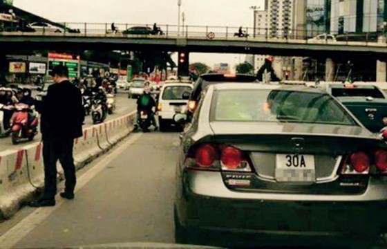 攝像頭記錄了阿松在街上隨地小便的片斷。