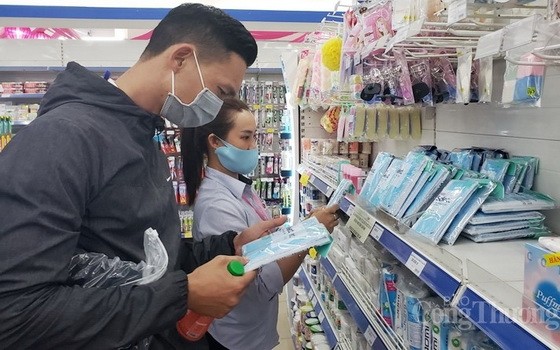 市民選購口罩。（圖源：工商報）