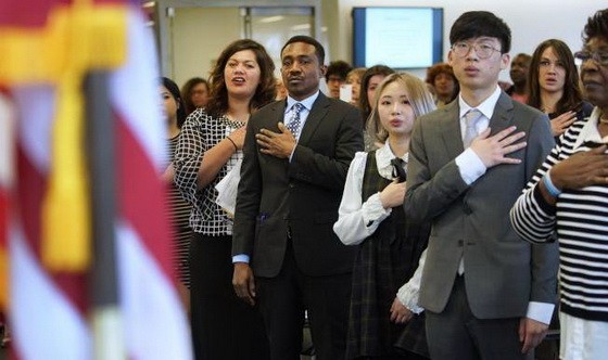 特朗普政府不准造成公共負擔的移民入境，24日開始實施。圖為來自各國的移民宣誓入籍。（圖源：Getty Images）