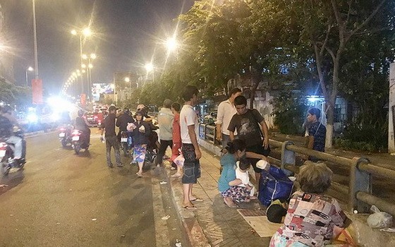 舊伍倫橋上衝出來領禮物的乞丐真不少。